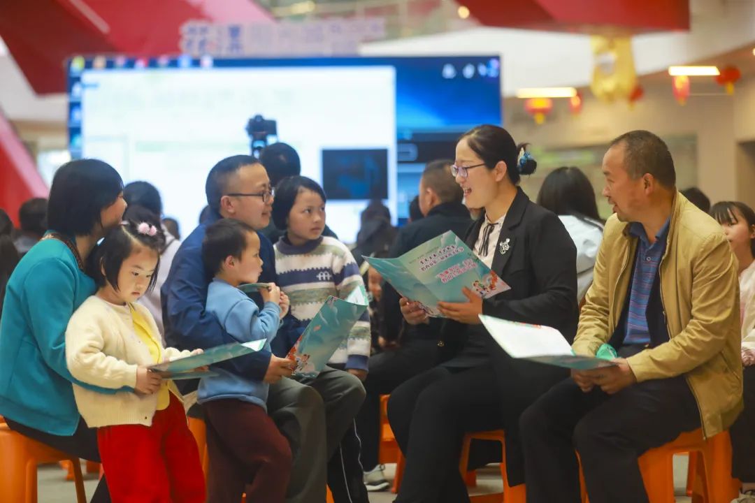 2025年5月17日，妇联工作人员在贵州省黔西市莲城街道阳光城给家长和孩子们讲家庭清廉故事。.jpg